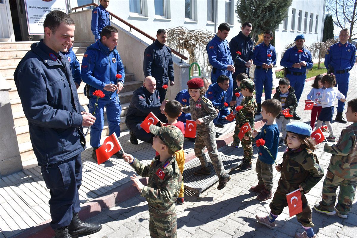 Minik Öğrencilerden Jandarmaya Ziyaret