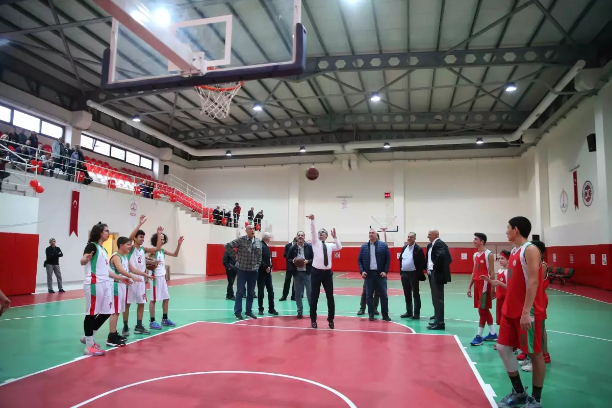 Nadir Vekiloğlu Spor Salonu Açıldı