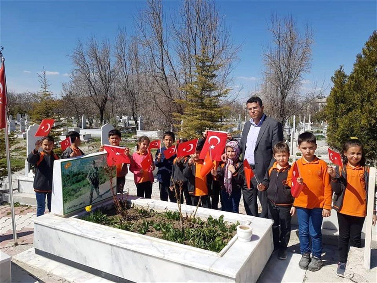 Öğrenciler Şehit Mezarını Ziyaret Etti