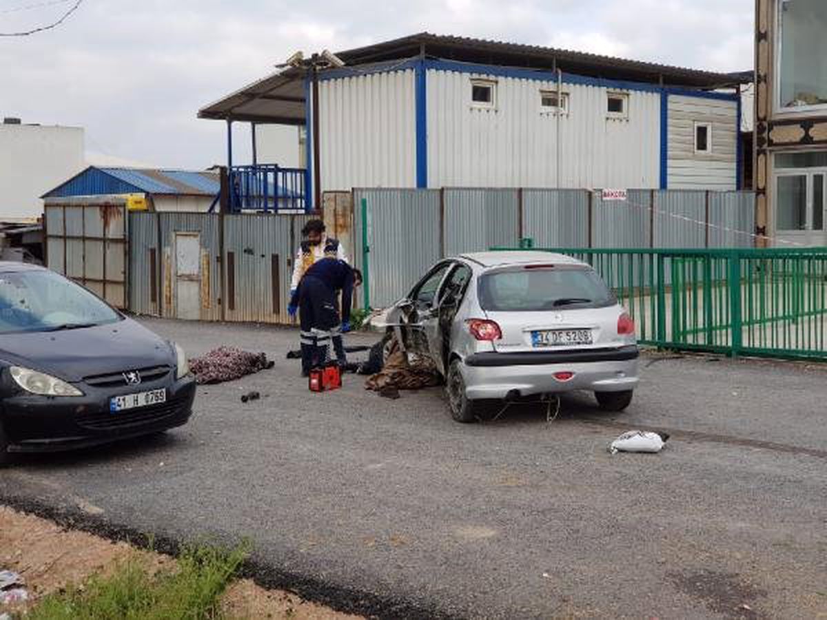 Otomobil Tabelaya Çarptı: 2 Ölü