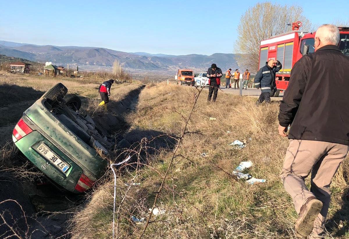 Sinop\'ta Otomobil Su Kanalına Devrildi: 3 Yaralı