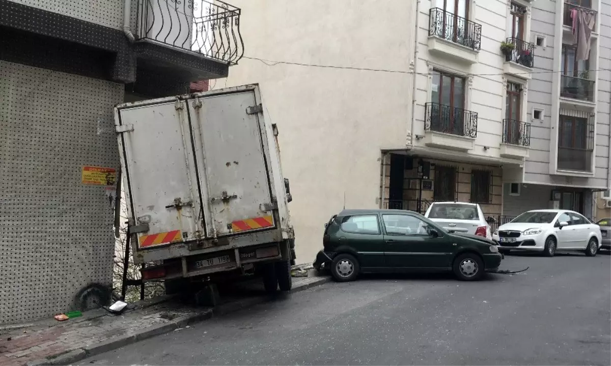 Şişli\'de Freni Patlayan Kamyonet Ortalığı Savaş Alanına Çevirdi