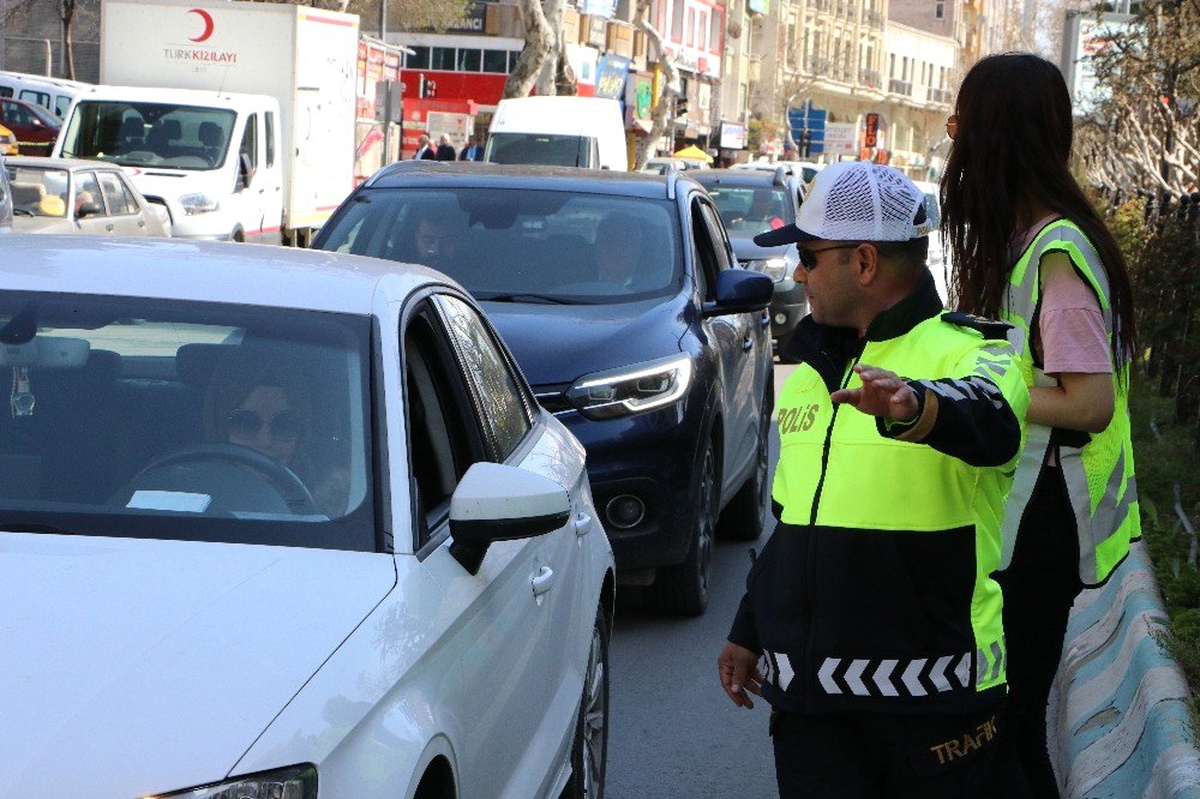 Trafik Polislerinden Yaya Geçidi Uygulaması