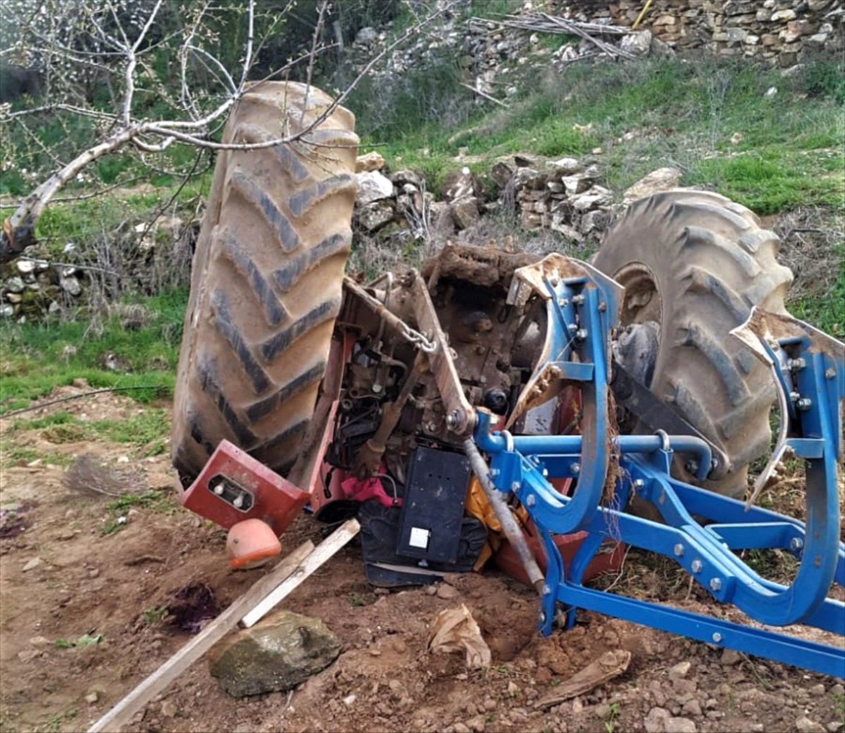 Traktörün Altında Kalan Sürücü Öldü