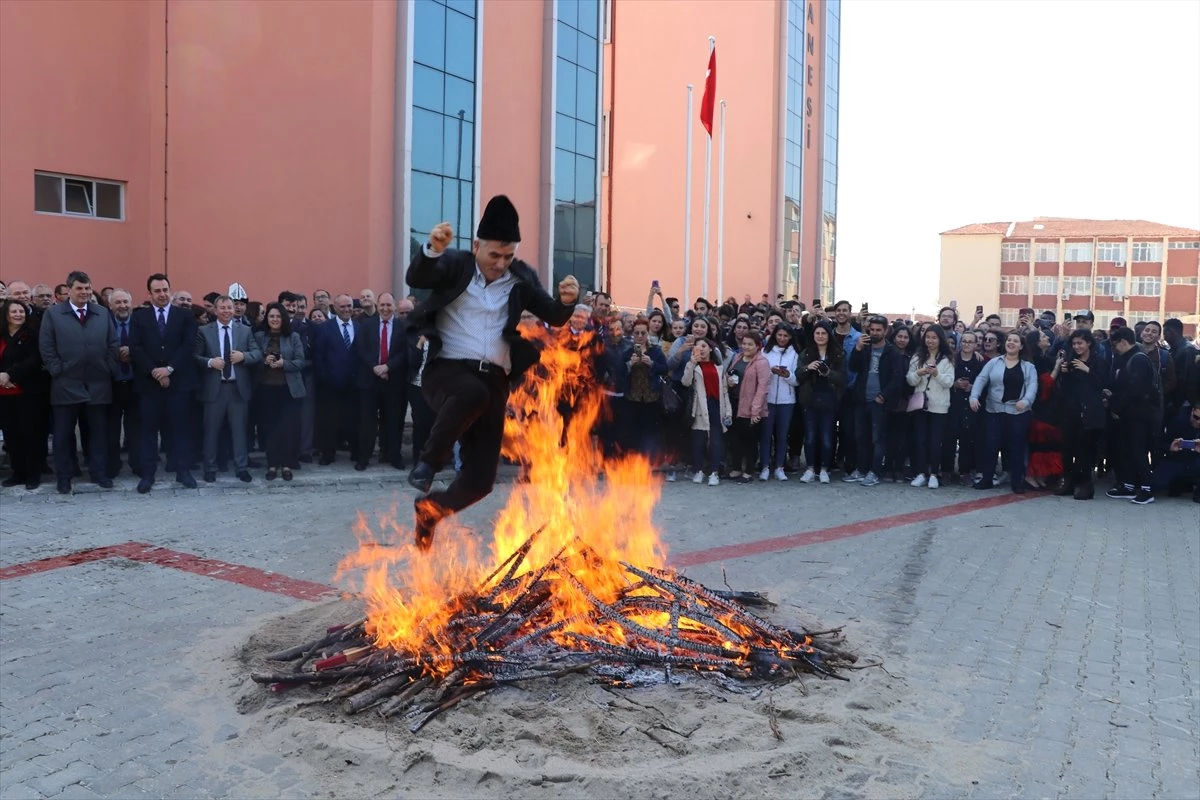 Üniversitelerde Nevruz Ateşi Yandı