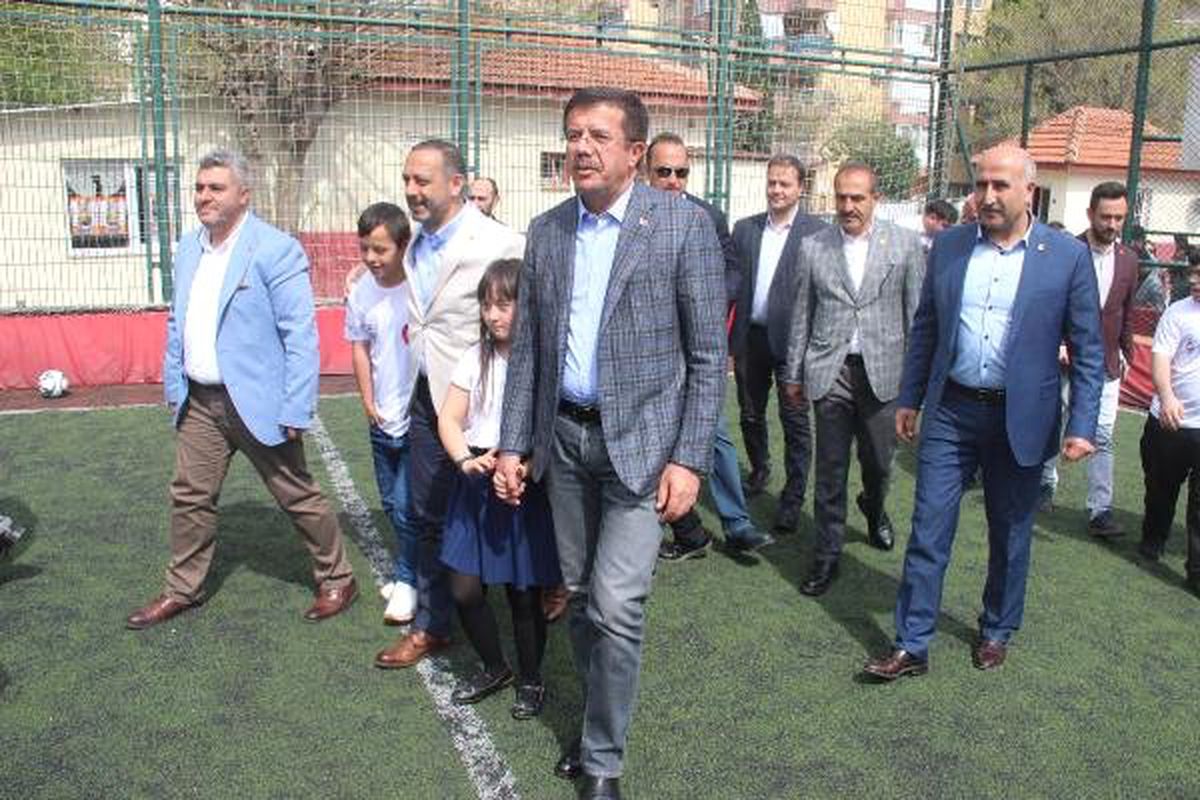 Zeybekci, Down Sendromlu Çocuklarla Halı Sahada Buluştu