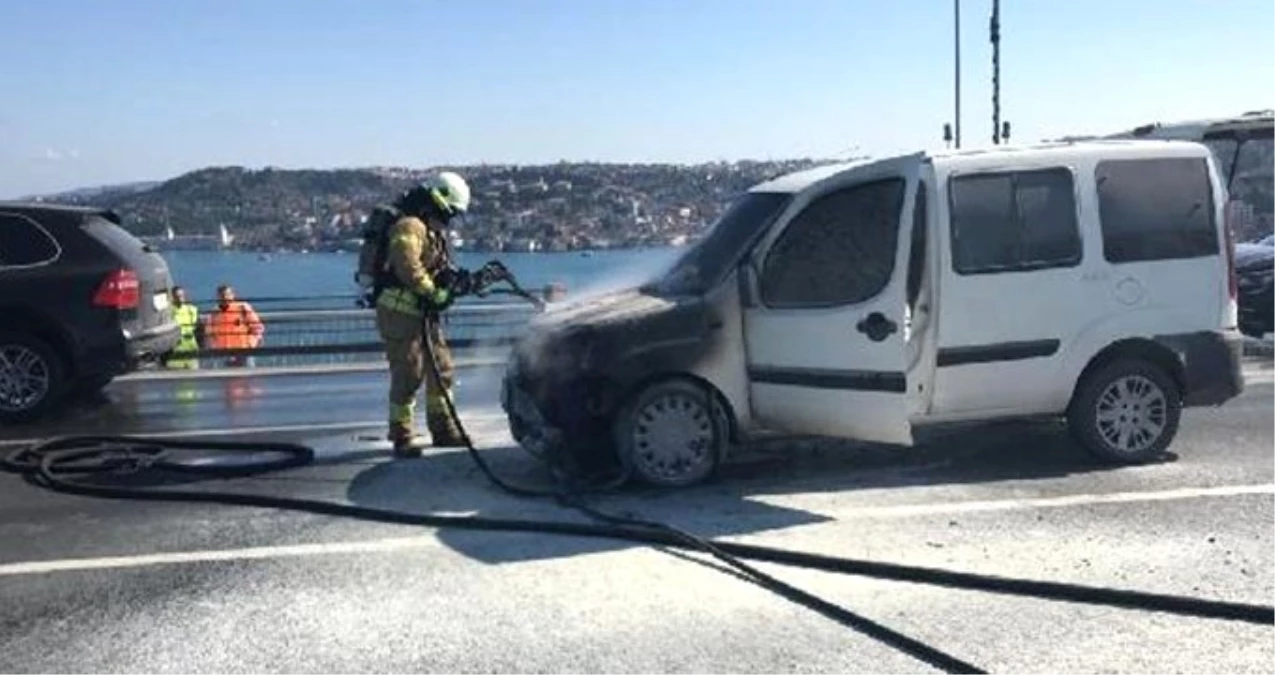 15 Temmuz Şehitler Köprüsü\'nde Polis Aracı Yandı