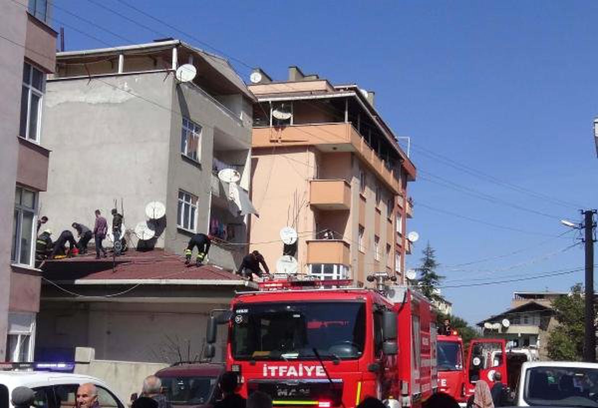 4\'üncü Kattan Tek Katlı Binanın Çatısına Düştü