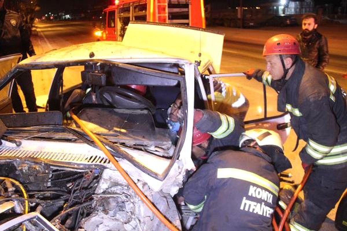 Ağaca Çarpan Otomobilde Sıkışan Sürücü Güçlükle Kurtarıldı