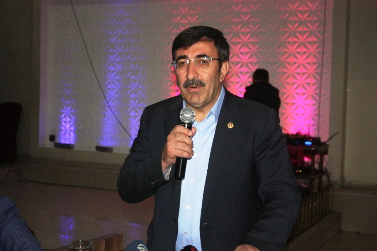 AK Parti Genel Başkan Yardımcısı Yılmaz Diyarbakır\'da Kanaat Önderleriyle Buluştu