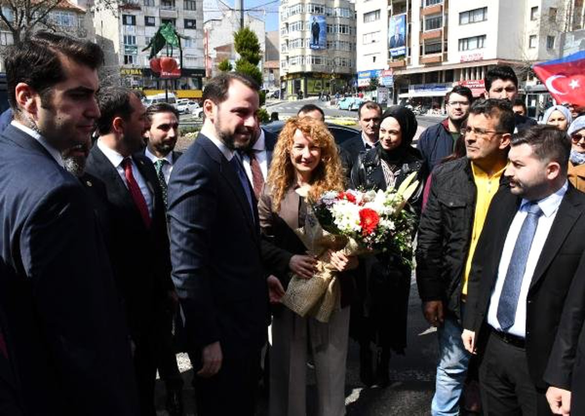 Bakan Albayrak: Belediye Başkanı Vatandaşıyla Omuz Omuza Olmalı, Terör Örgütüyle Değil
