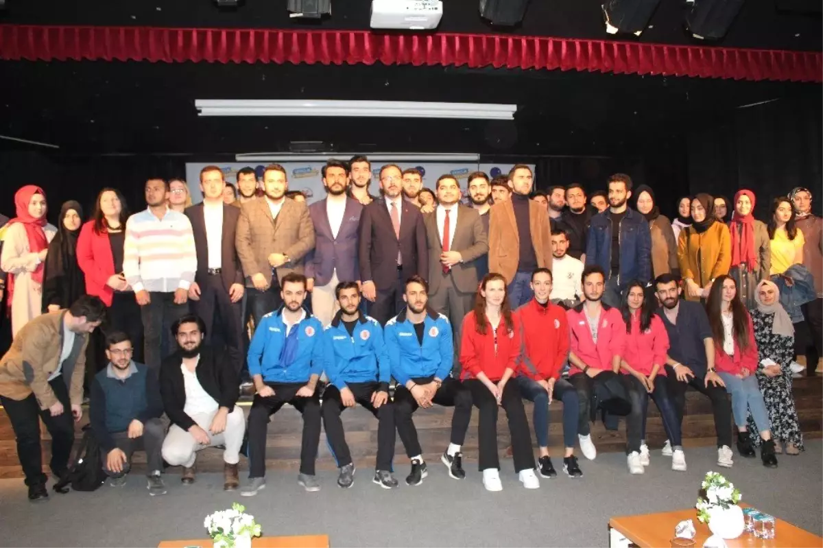 Bakan Kasapoğlu Üniversitelilerle Bir Araya Geldi