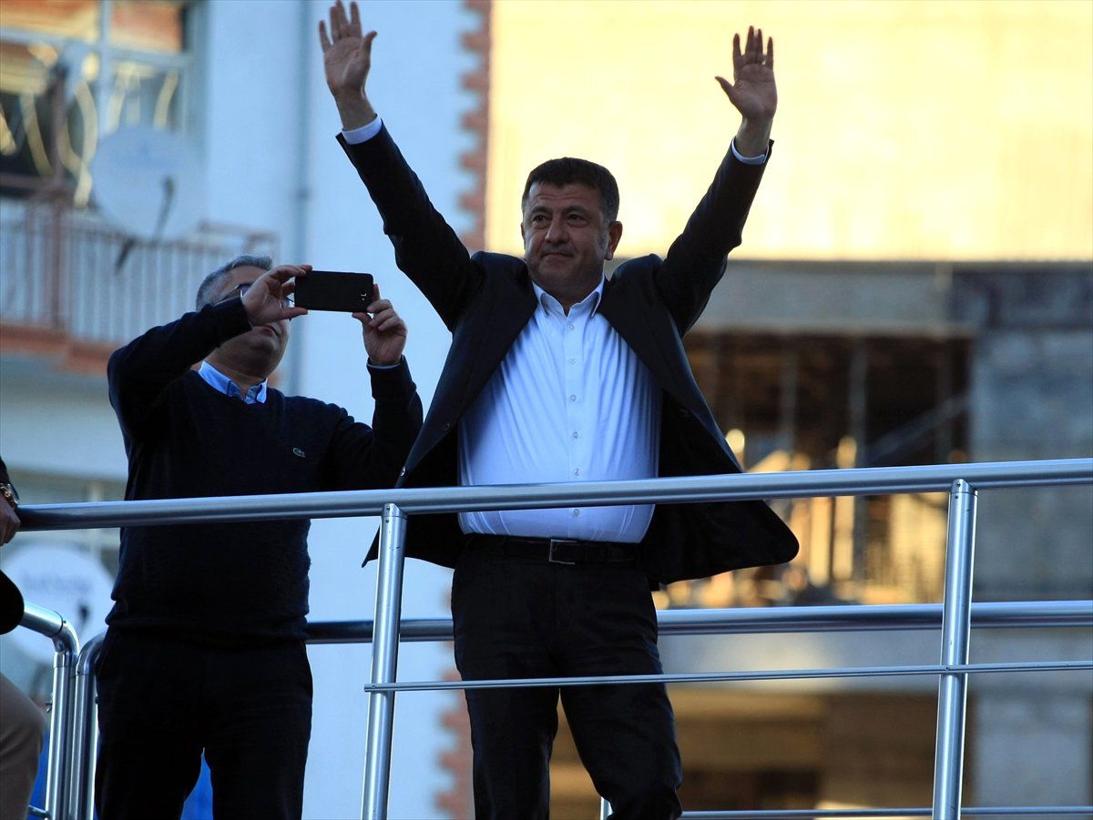 Bir Tarafta Korku Bir Tarafta Umut Siyaseti Var"