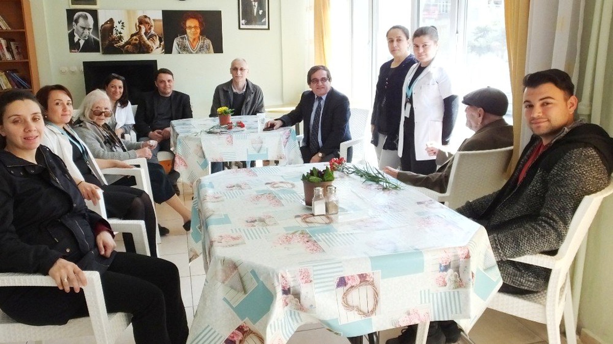 Burhaniye\'de Sağlıkçılar Yaşlıları Ziyaret Etti
