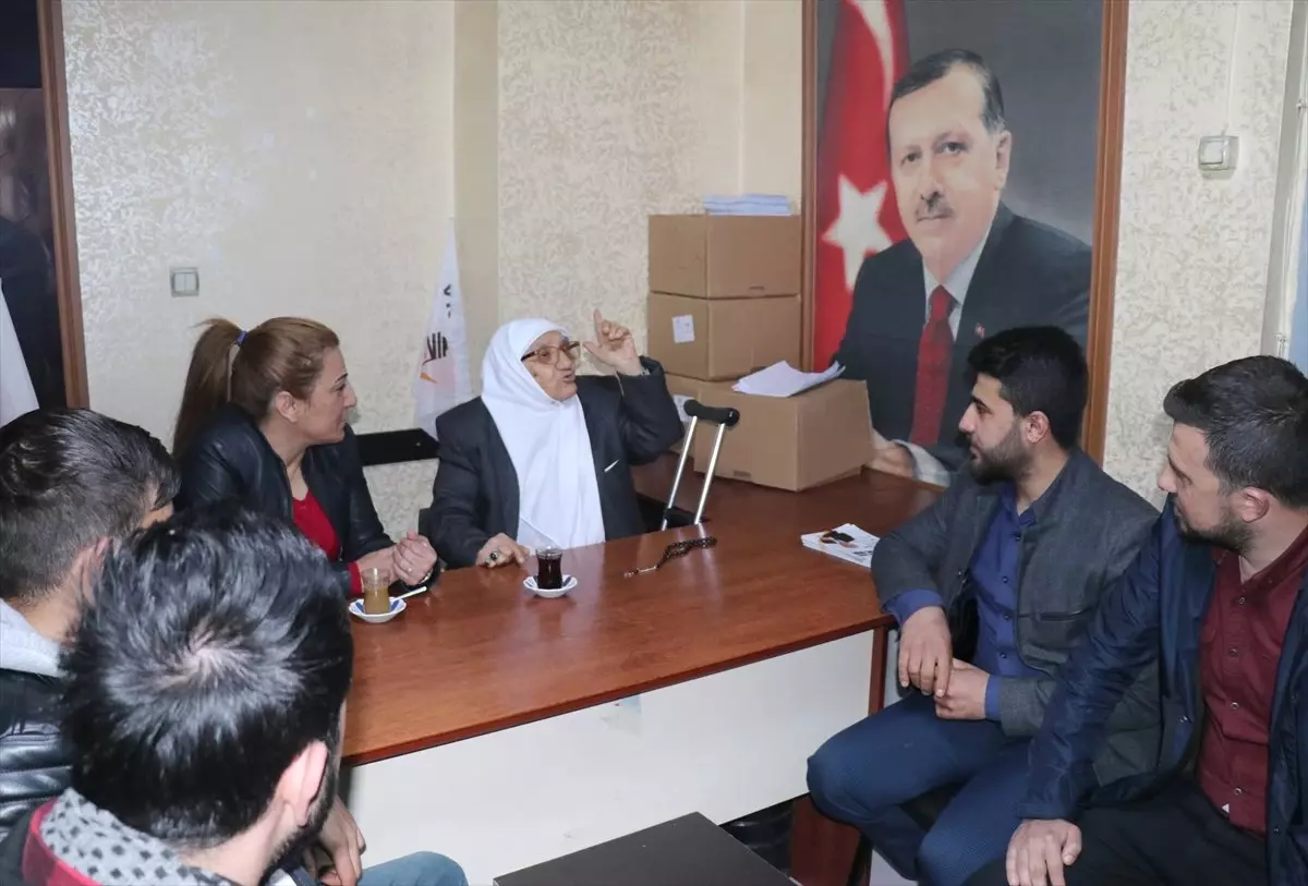 Cumhurbaşkanı Sevgisi 77\'lik Nineye Seçim Çalışması Yaptırıyor