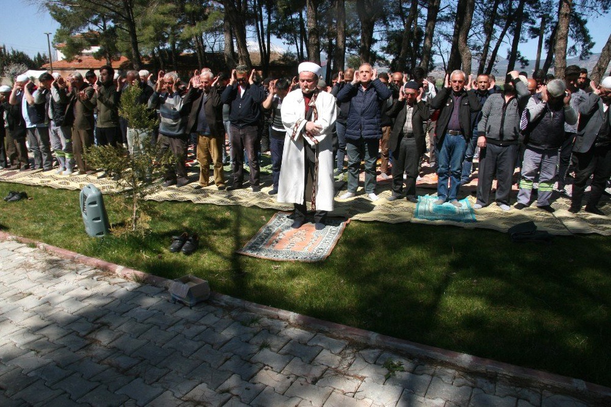 Deprem Bölgesinde İlk Cuma Namazı Boş Arazilerde Kılındı