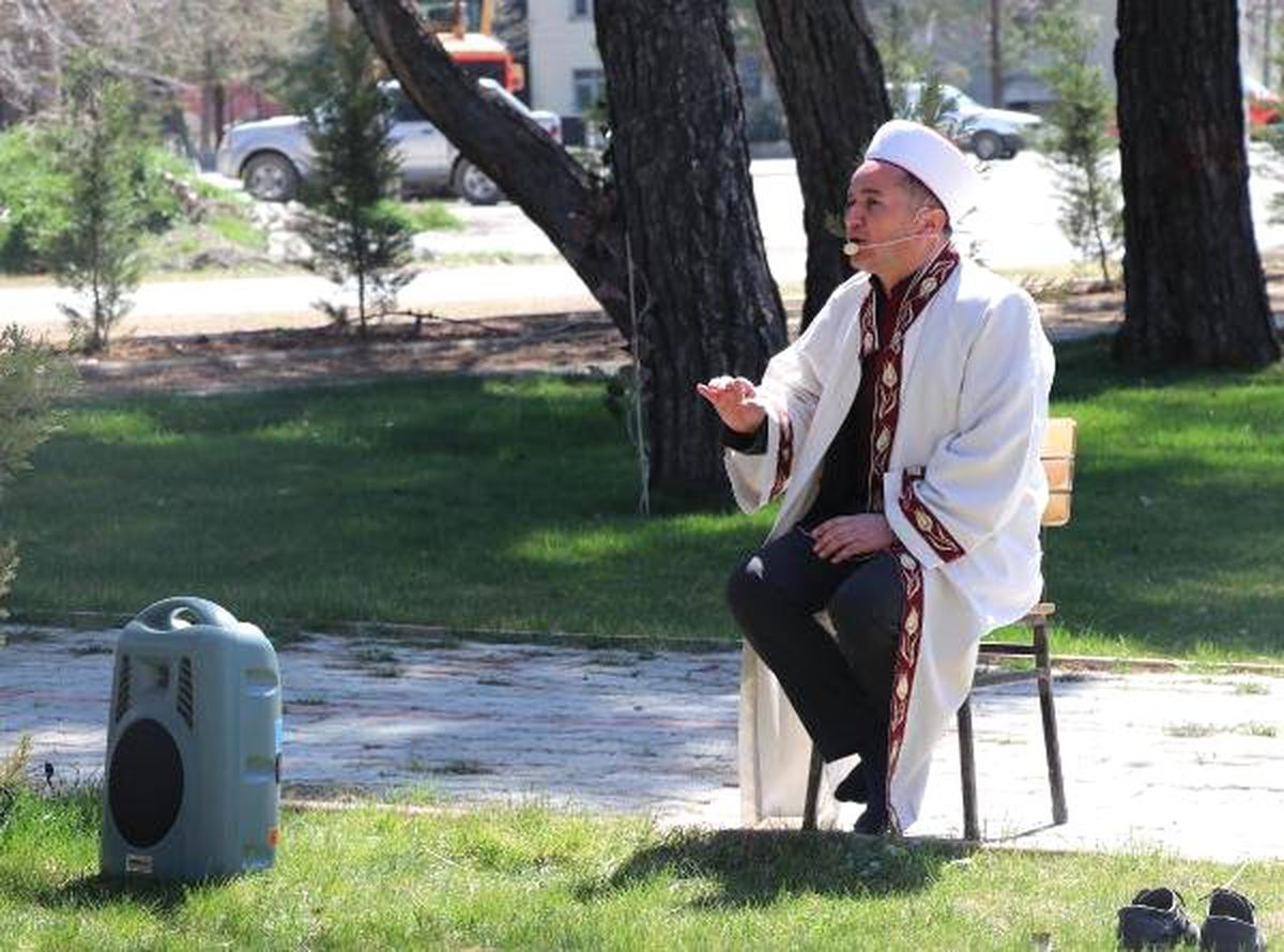 Depremde Camisi Hasar Gören Mahallede Cuma Namazı Parkta Kılındı