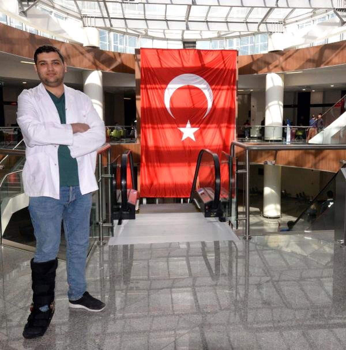 Doktor, 4 Saat Süren Ameliyatı Kırık Ayakla Tamamladı