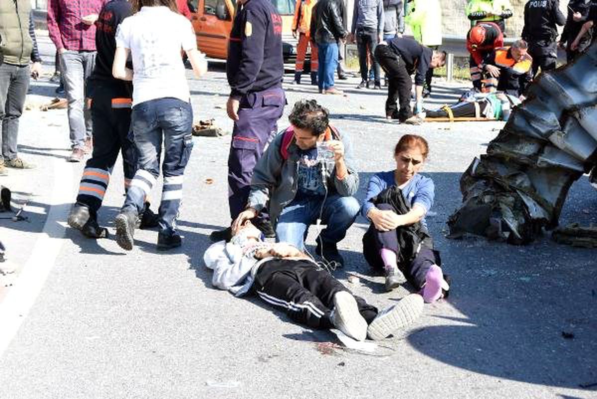 Down Sendromlu Çocukları Taşıyan Minibüs Devrildi: 4\'ü Ağır 29 Yaralı