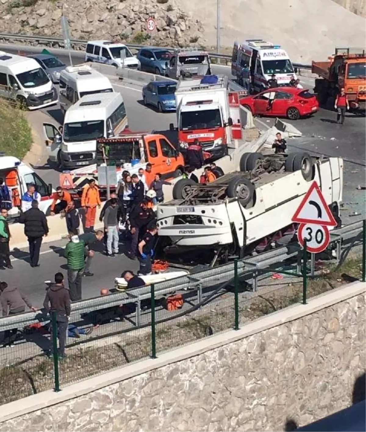 Down Sendromlu Çocukları Taşıyan Minibüs Devrildi: 4\'ü Ağır 29 Yaralı (2)