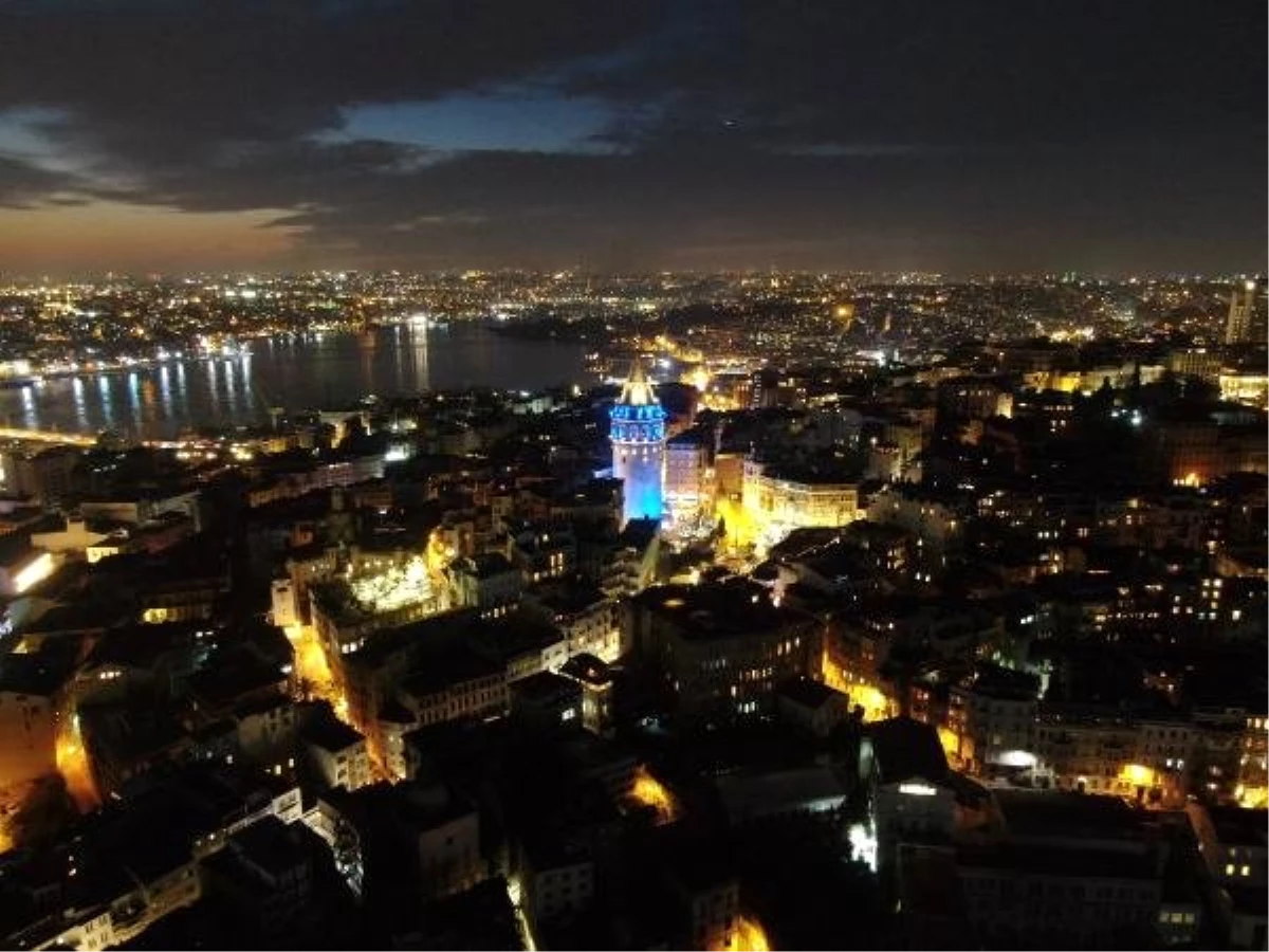 Dünya Su Günü"Nde İstanbul\'un Simgeleri Maviye Büründü