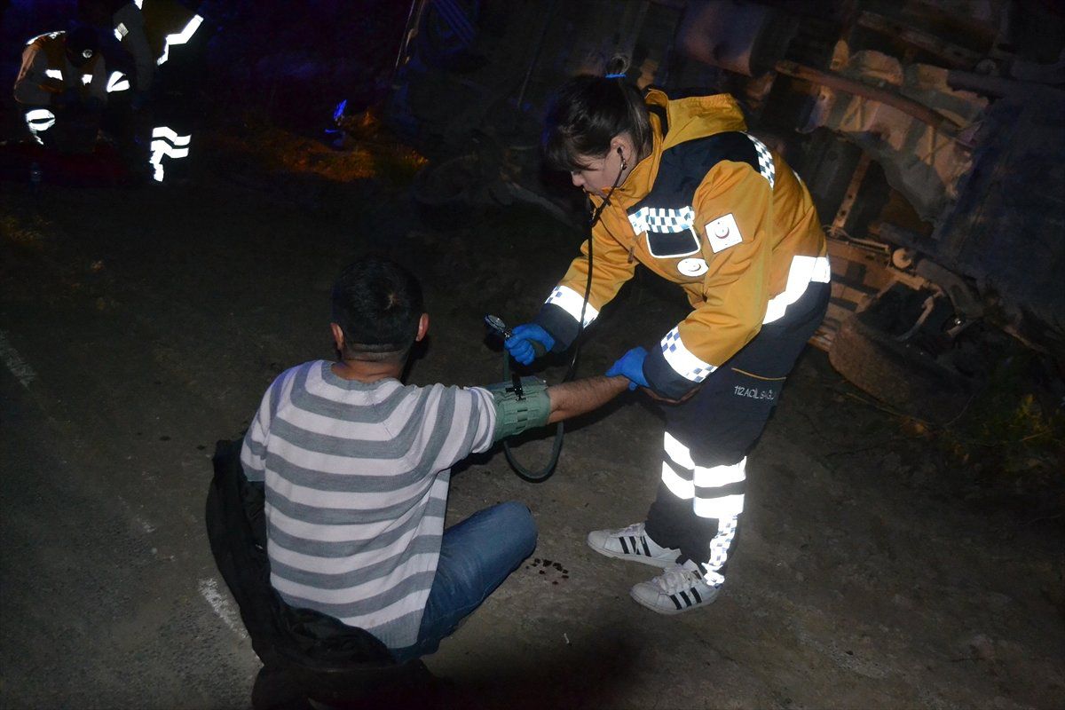 Düzensiz Göçmenleri Taşıyan Minibüs Devrildi: 15 Yaralı