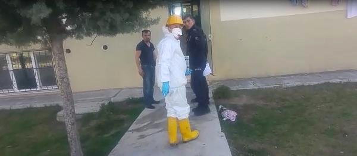 Evini Ateşe Verdi, 4 Kişi Dumandan Etkilendi