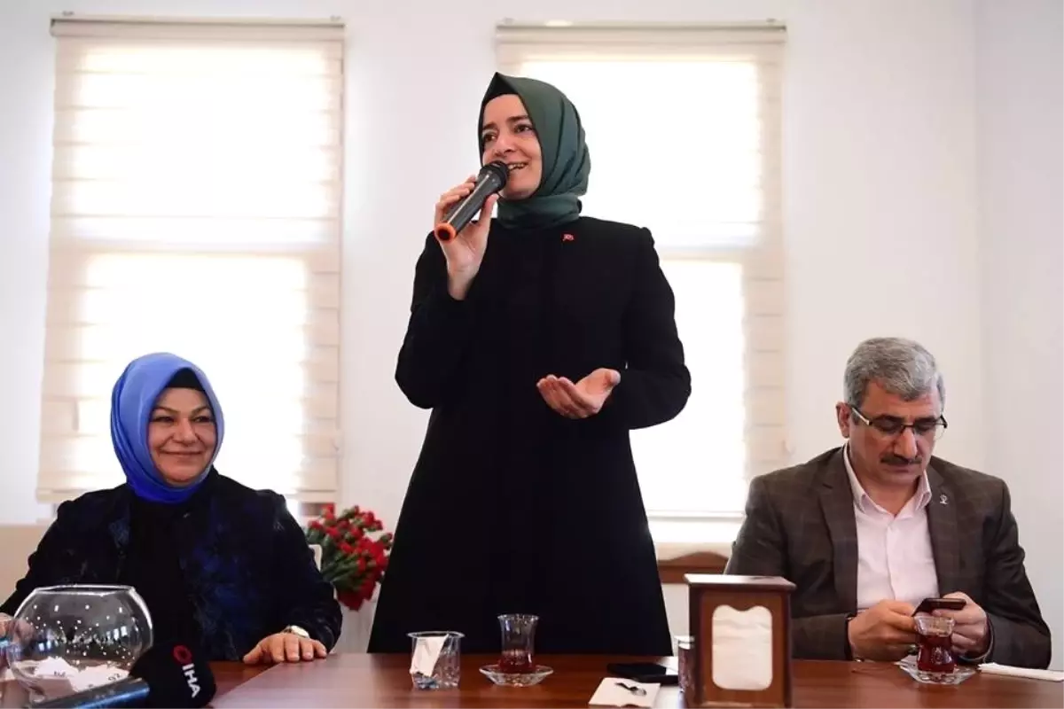 Fatma Betül Sayan Kaya ve Av. Şeyma Döğücü\'den \'Ulu Çınarlar\'a Anlamlı Ziyaret