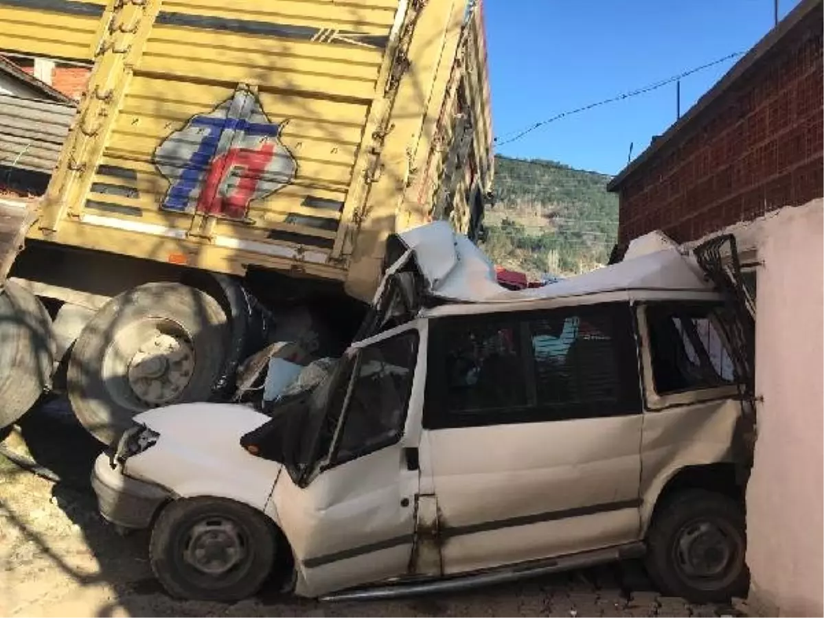 Freni Boşalan Tır, Hafif Ticari Aracı Altına Alarak Tek Katlı Eve Çarptı