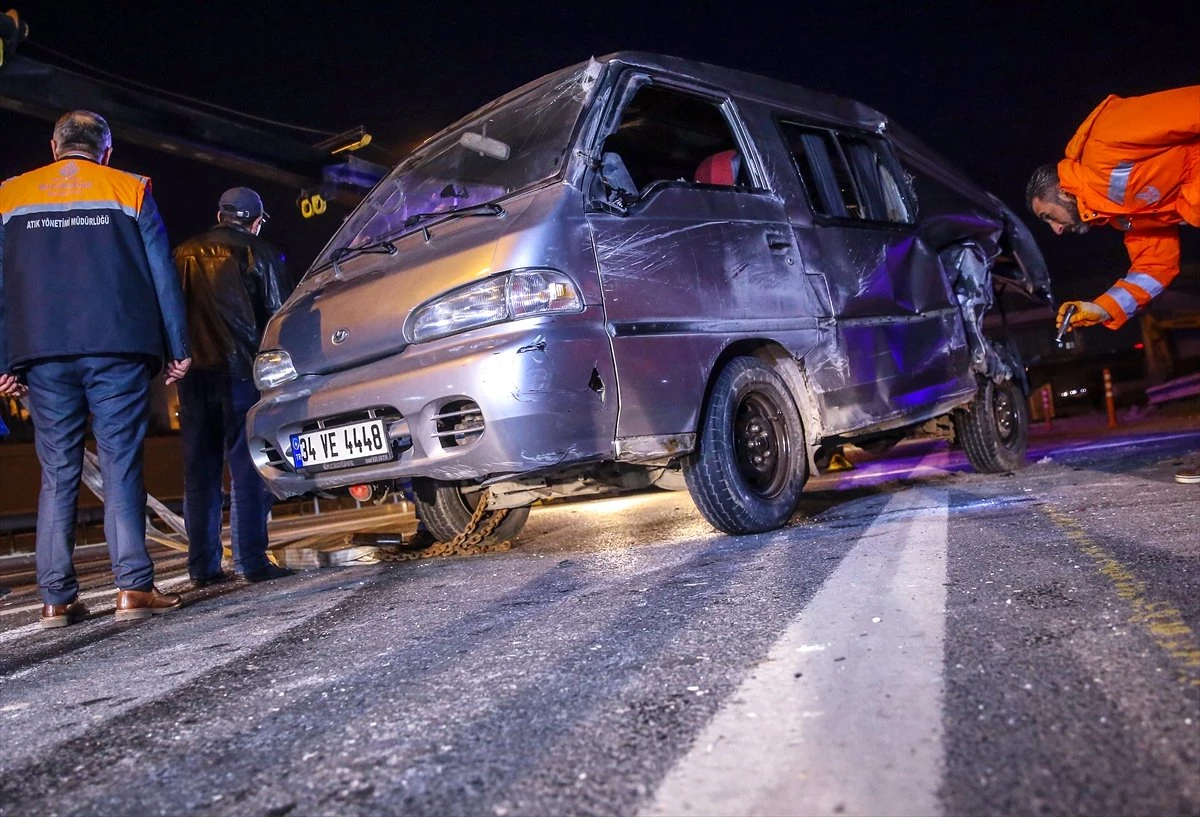 Gaziosmanpaşa\'da Minibüs Devrildi: 3 Yaralı