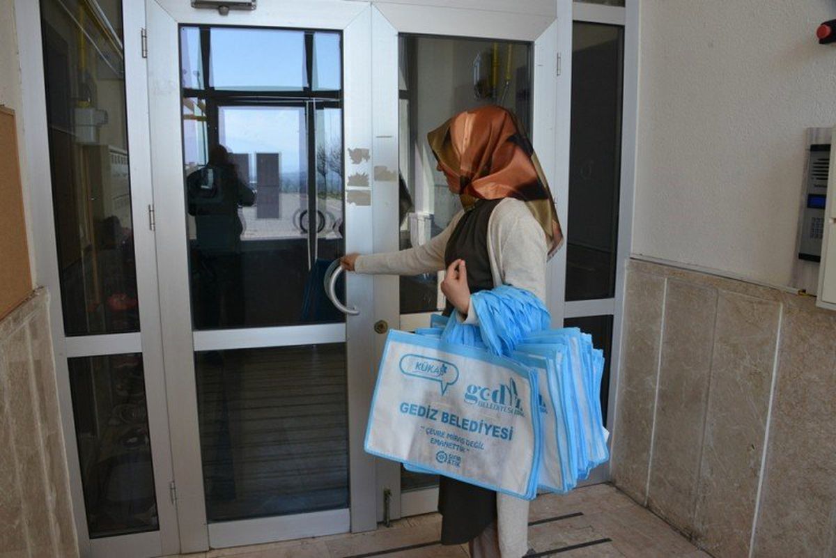 Gediz Belediyesi\'nden Çevre Dostu Bez Torba