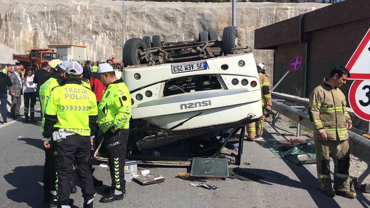 Güncelleme - İzmir\'de Servis Minibüsü Devrildi: 20 Yaralı