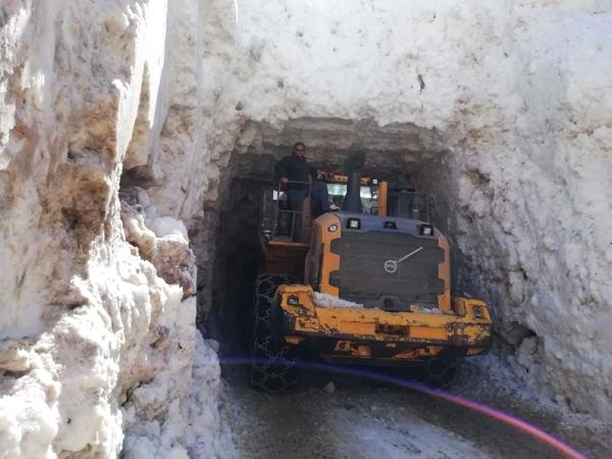 Hakkari\'de Çığ Düşünce Kapanan Köy Yolu Açıldı