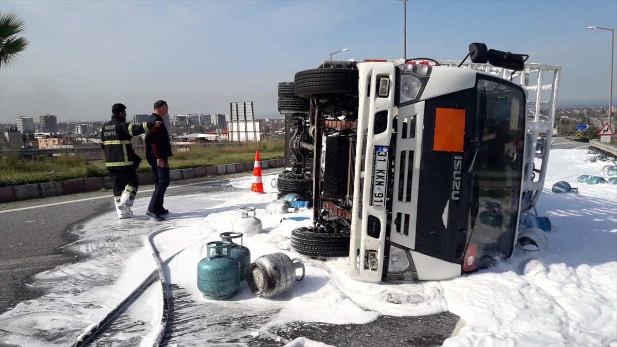 Hatay\'da Devrilen Tüp Yüklü Kamyonetin Sürücüsü Yaralandı