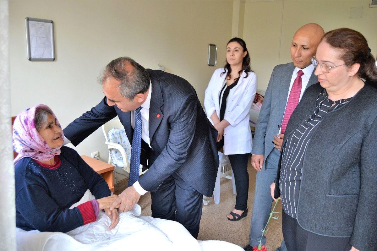 İl Sağlık Müdürü Bahçacı\'dan Yaşlılara Çiçek