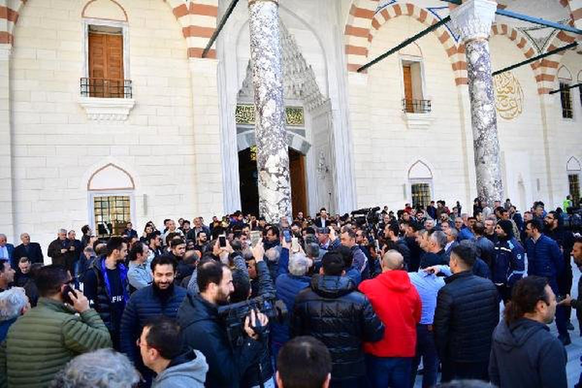 İmamoğlu Cuma Namazını Çamlıca Camii\'nde Kıldı