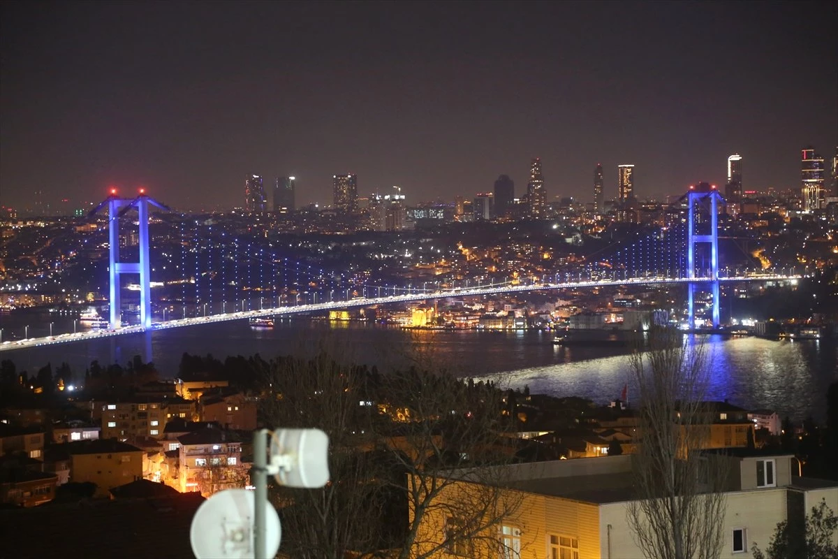 İstanbul\'un Kuleleri ve Köprüleri Maviye Büründü