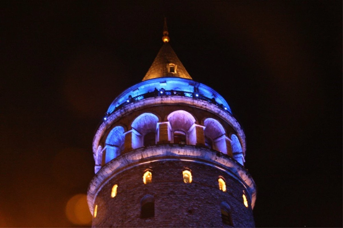 İstanbul\'un Simgeleri Mavi\'ye Büründü