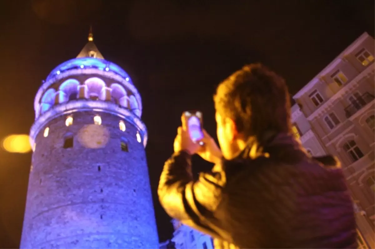 İstanbul\'un Simgeleri Maviye Büründü