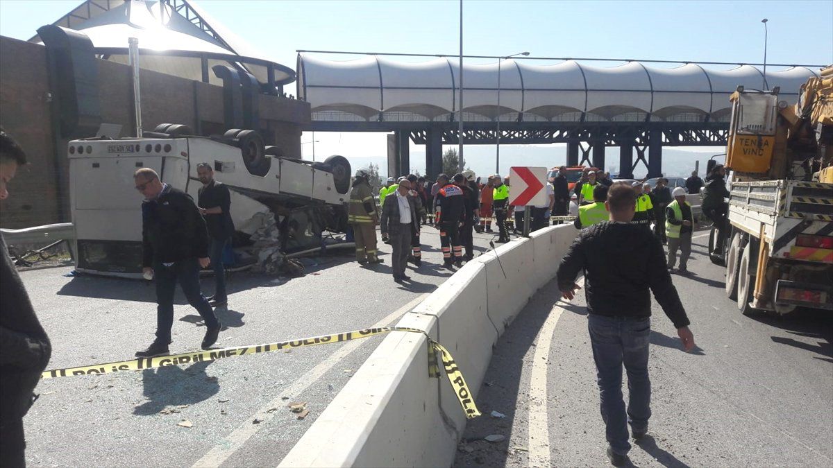 İzmir\'de Servis Minibüsü Devrildi: 15 Yaralı