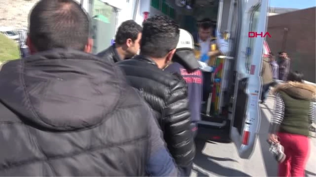 İzmir Down Sendromlu Çocukları Taşıyan Araç Takla Attı; 4\'ü Ağır, 29 Yaralı