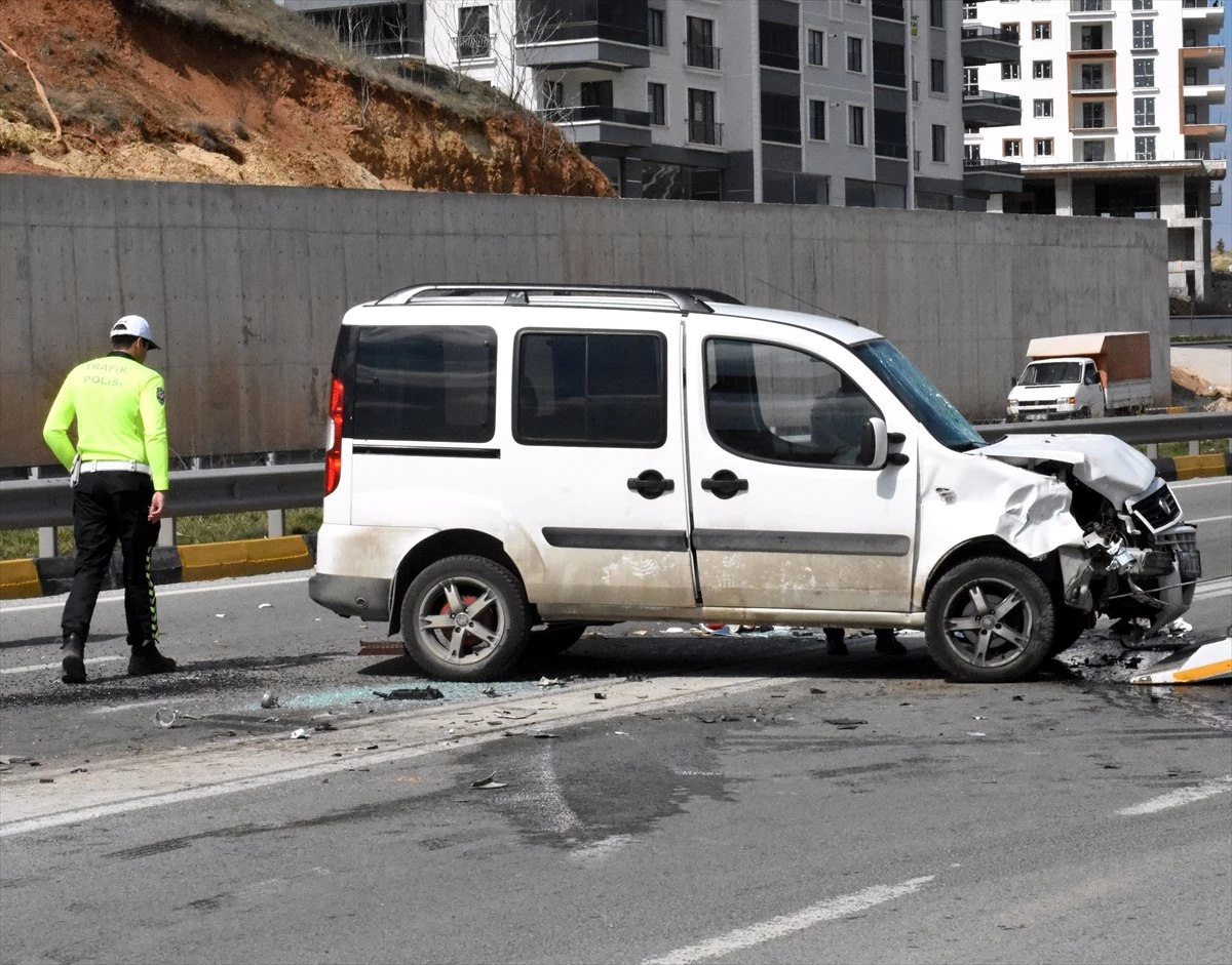 Kırıkkale\'de Otomobil ile Hafif Ticari Araç Çarpıştı: 6 Yaralı