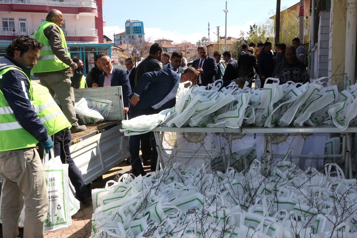 Kırıkkale\'de Vatandaşlara 10 Bin Fidan Dağıtıldı