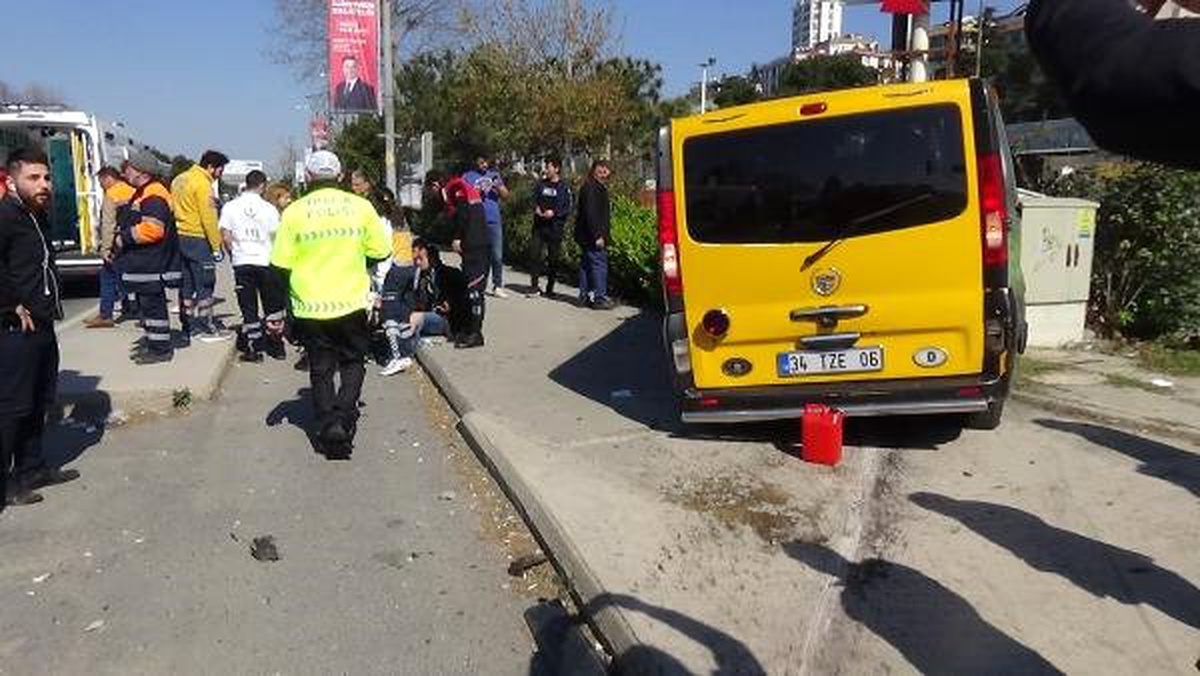 Maltepe Sahil Yolunda Dolmuş ile Otomobil Çarpıştı: 10 Yaralı