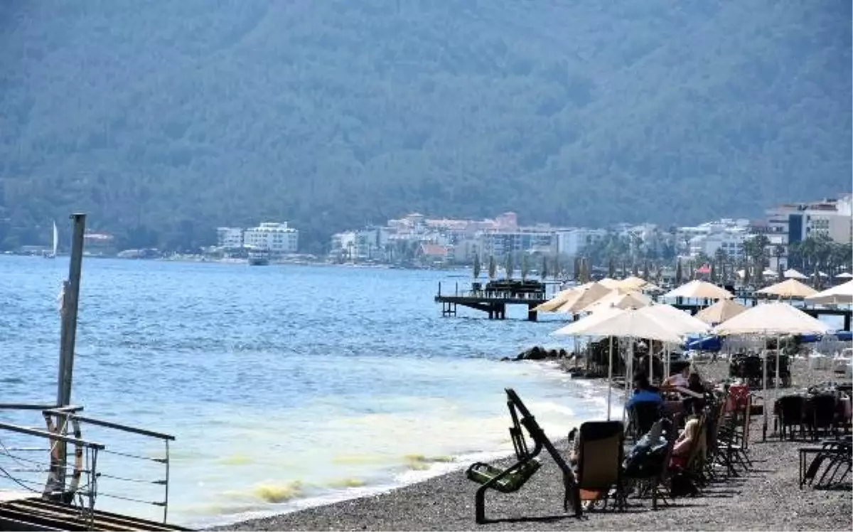 Marmaris\'te Denizin Kıyısı Sarıya Boyadı