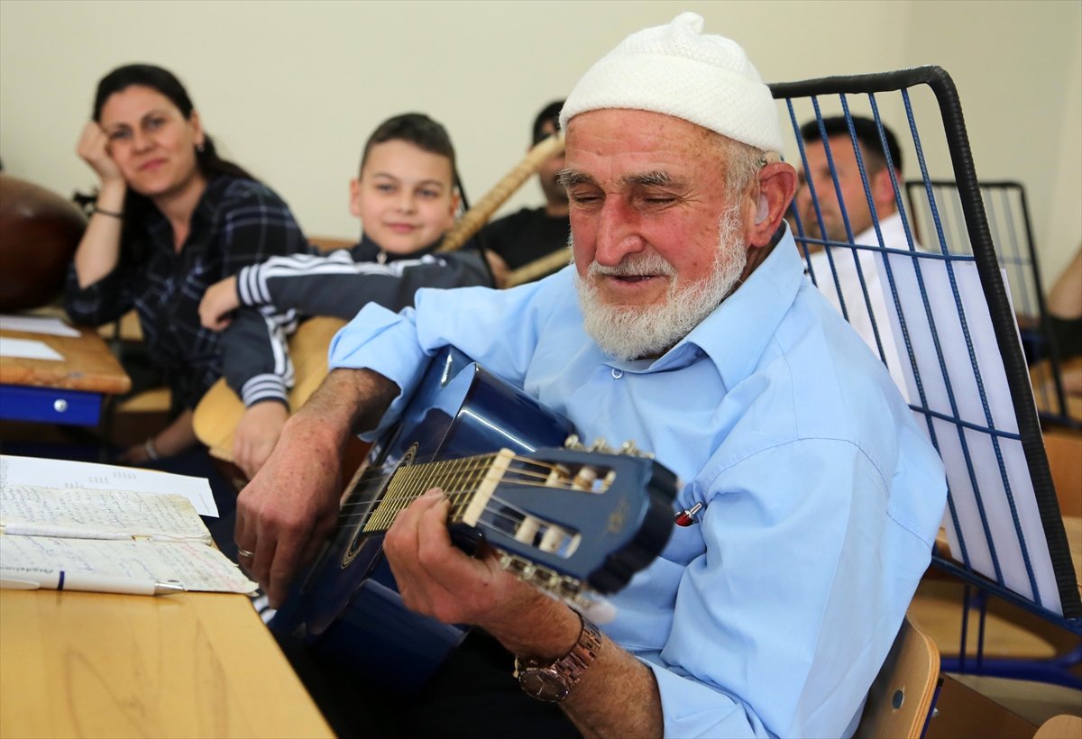 Müzik Aşkı 80 Yaşından Sonra Gitarist Yaptı