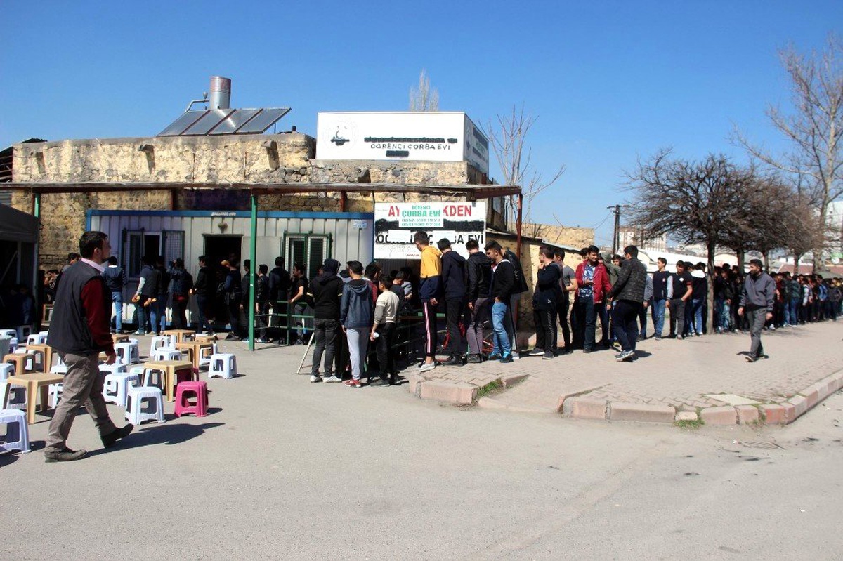 Öğrencilerin Öğle Yemekleri Darülacezeden