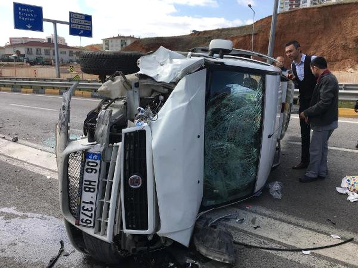 Otomobil ve Hafif Ticari Araç Çarpıştı: 6 Yaralı