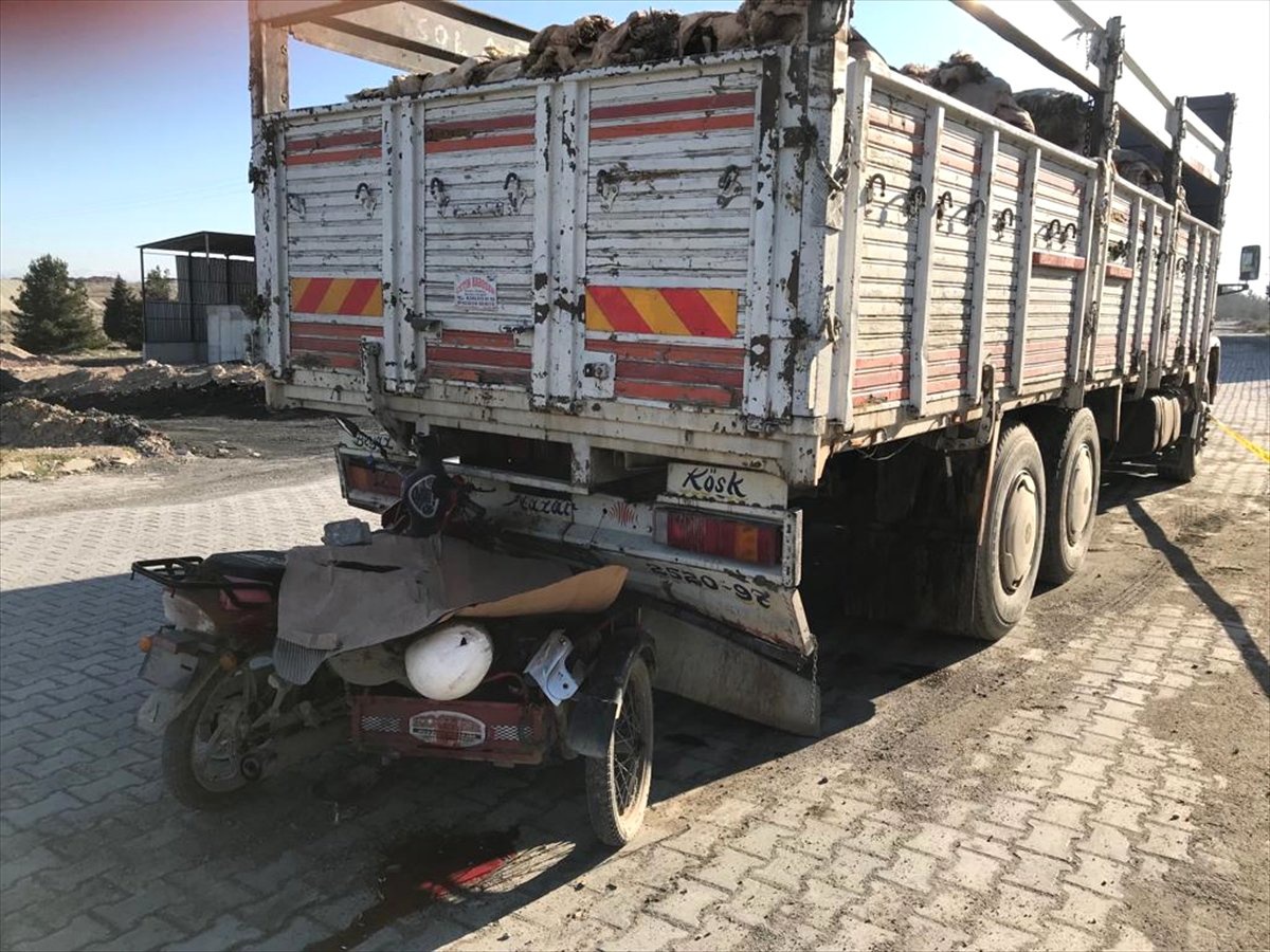 Park Halindeki Kamyona Çarpan Motosikletin Sürücüsü Öldü