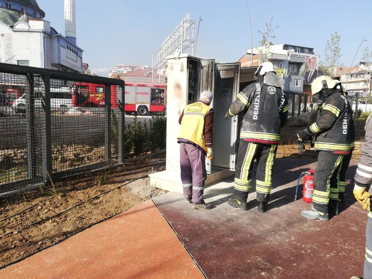 Park İçindeki Trafo Alev Aldı